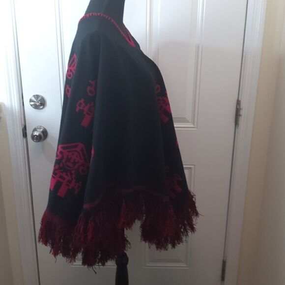 Red and black reversible cape with fringe - Picture 5 of 14